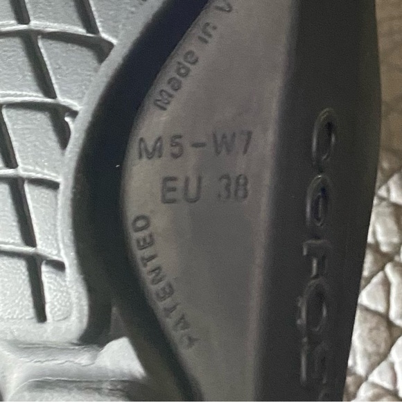 OOFOS slip on Recovery Slides Men’s size 5 /women’s size 7. EXCELLENT CONDITION - Picture 4 of 4